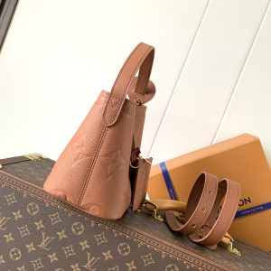 Alternative view of M28820 Brown M26430 Pearl Blue M13480 Black M14356 Pink M13045 Gray This All In BB handbag blends modern design with an elegant silhouette and generous space.Crafted from Monogram Empreinte leather, its minimalist bucket shape is enhanced by signature branding and a metal padlock, while adjustable handles pay homage to the brand's heritage in trunk-making.18 x 12 x 16 cm (H x W x L) Embossed grained calf leather Calf leather trim Fabric lining Metal hardware Magnetic snap and hook closure Removable zippered interior pocket Brand tag padlock Holds smartphone, keys,Zippy wallet, and headphones. Shoulder strap: Non-removable, adjustable. Strap half-length: 12.0 cm. Adjustable to: 55.0 cm. Handle: Single handle.